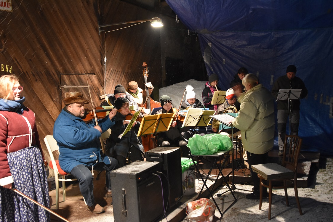 Zavátý, zkřehlý orchestr ještě pořád hraje.